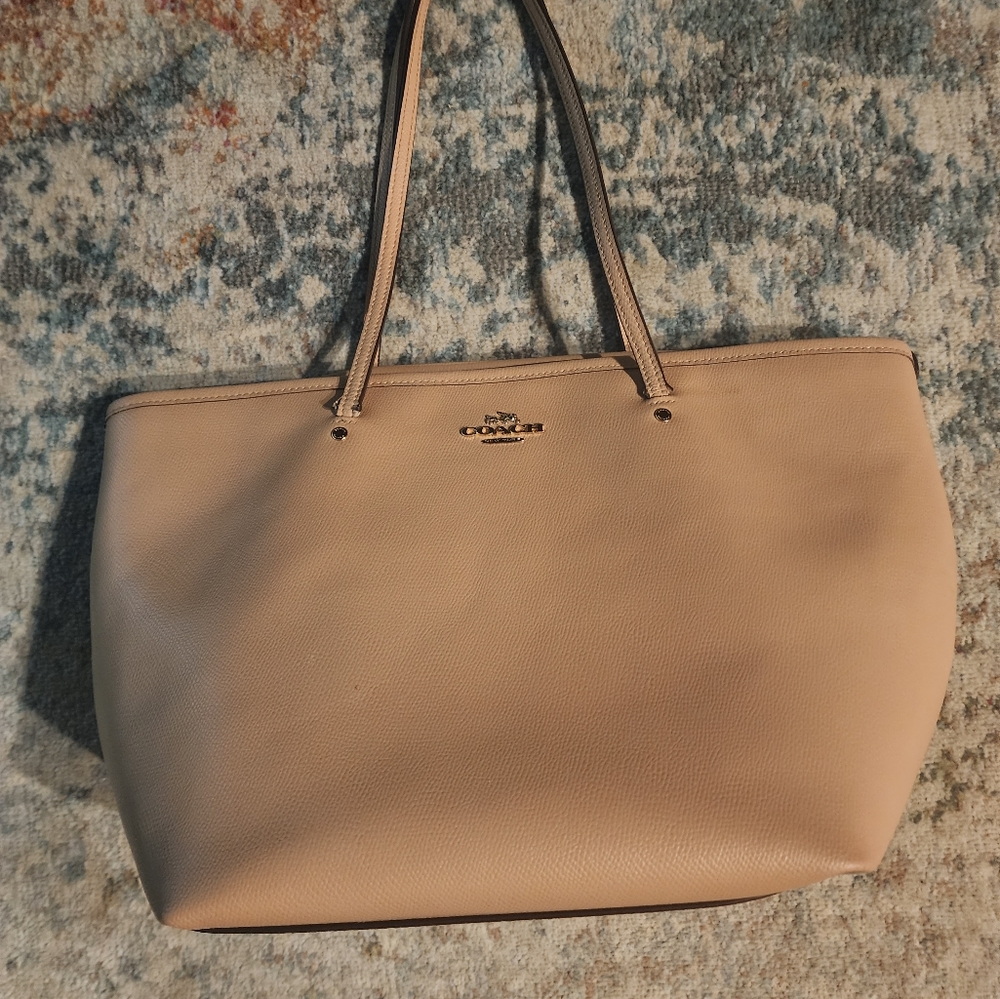 Coach Purse authentic zip top shoulder bag, Tan Tote Excellent condition Beige